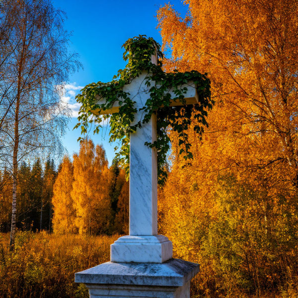 Крест из мрамора светло-серого