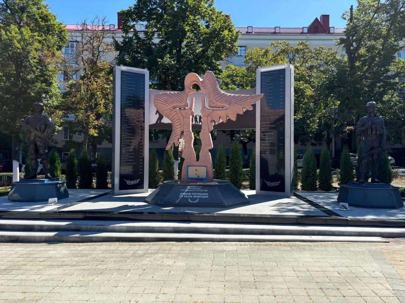 Памятник павшим солдатам, выполненный нашей компанией. Памятник из гранита и бронзы.