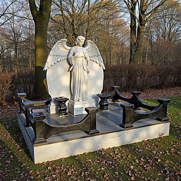 Прекрасный ангел из белого мрамра.