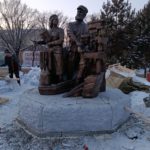 Монтаж скульптурной композиции из бронзы, посвященной труженикам тыла Великой Отечественной войны