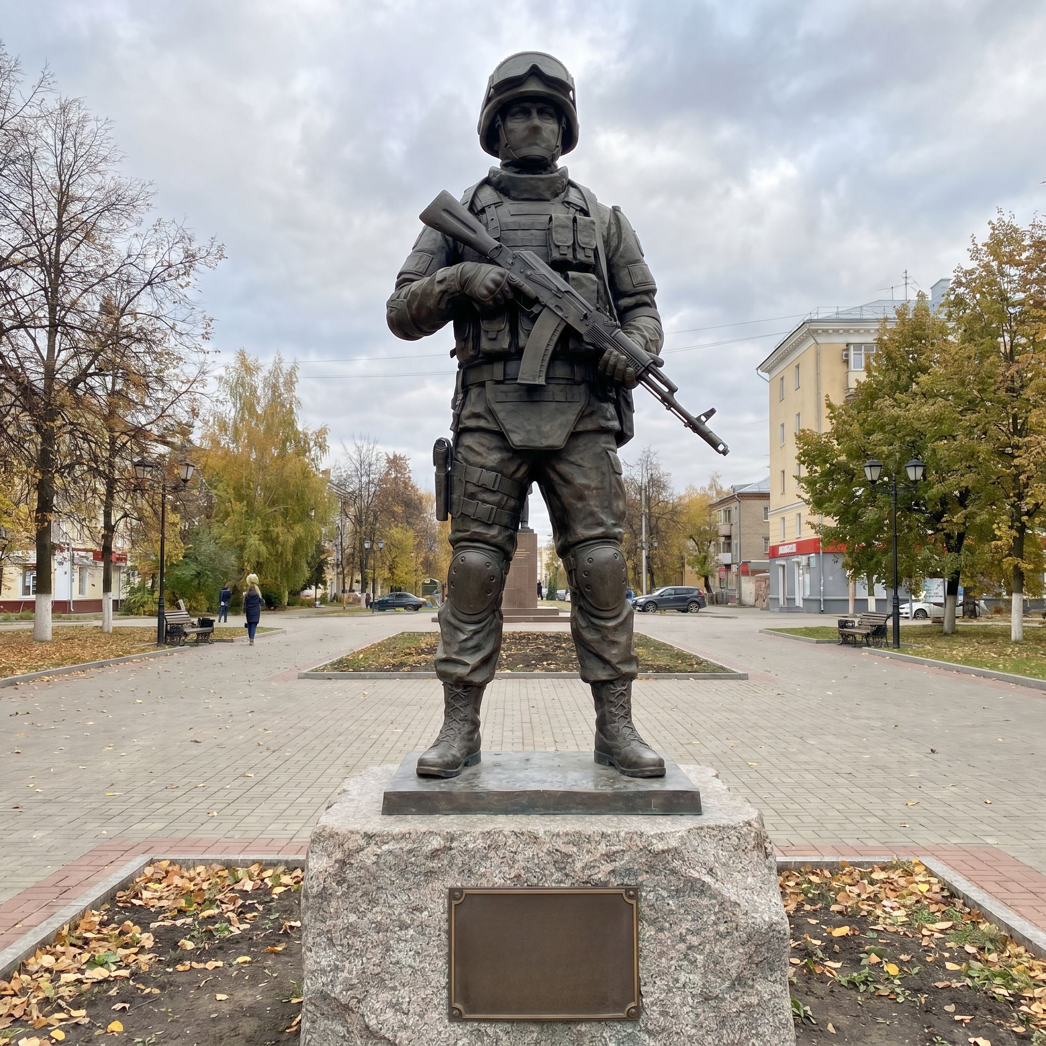 Zashitnik3 Бронзовая скульптура солдата-защитника с автоматом