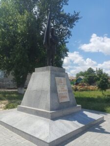Восстановлен памятник войнам ВОВ, являющийся объектом культурного наследия. Выполнен ремонт гранитного постамента и заменена бронзовая скульптура идентично прежней.