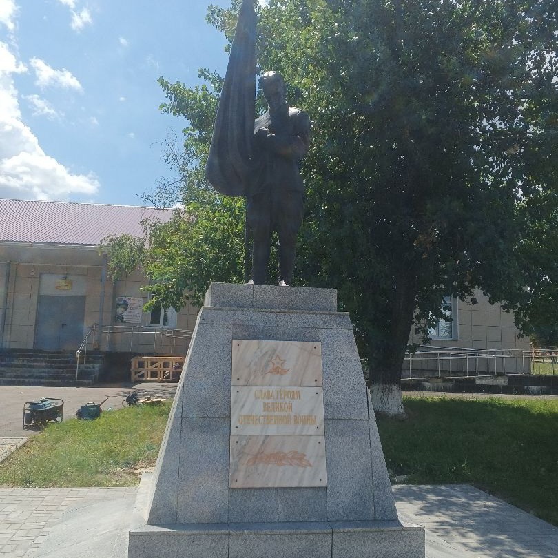 Восстановлен памятник войнам ВОВ, являющийся объектом культурного наследия. Выполнен ремонт гранитного постамента и заменена бронзовая скульптура идентично прежней.