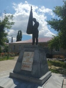 Восстановлен памятник войнам ВОВ, являющийся объектом культурного наследия. Выполнен ремонт гранитного постамента и заменена бронзовая скульптура идентично прежней.