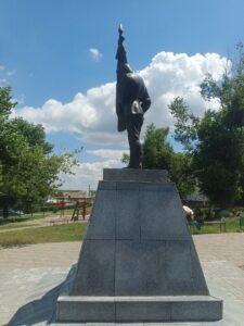 Восстановлен памятник войнам ВОВ, являющийся объектом культурного наследия. Выполнен ремонт гранитного постамента и заменена бронзовая скульптура идентично прежней.