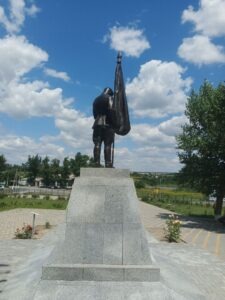 Восстановлен памятник войнам ВОВ, являющийся объектом культурного наследия. Выполнен ремонт гранитного постамента и заменена бронзовая скульптура идентично прежней.