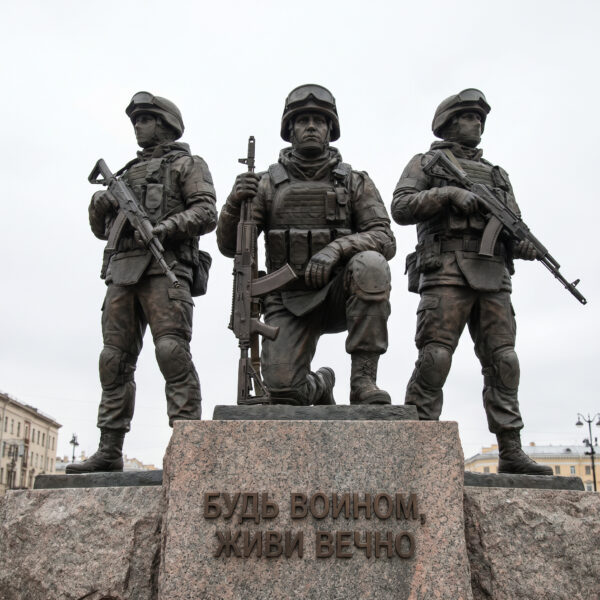 Памятник из бронзы в виде скульптур трех солдат, павших на СВО