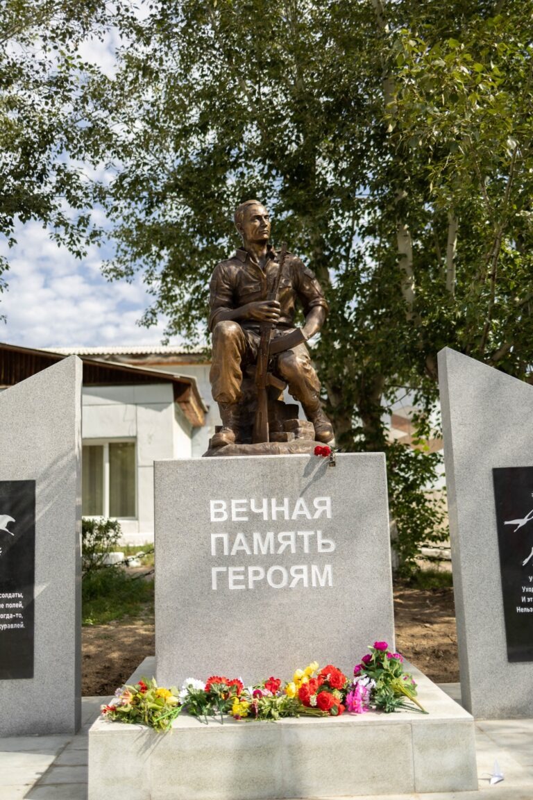 Мемориальный комплекс из гранита и бронза павшим солдатам