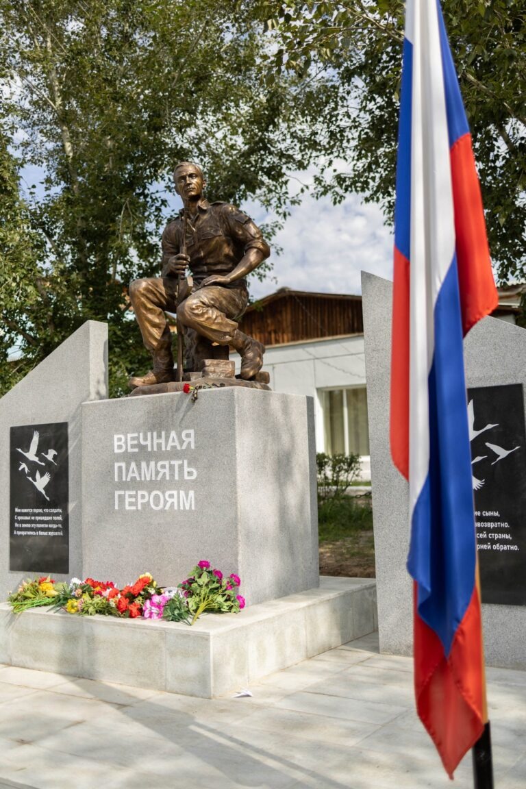 Мемориальный комплекс из гранита и бронза павшим солдатам